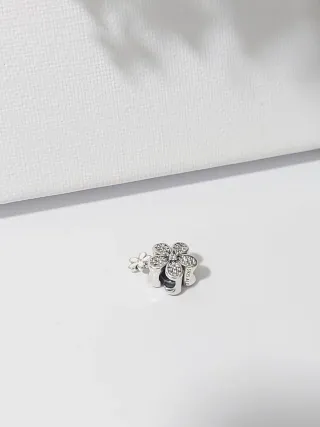 Charm Pandora Flores Plata y Blanco