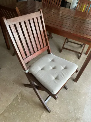 Mesa de madera con 4 sillas