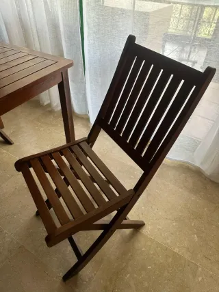 Mesa de madera con 4 sillas