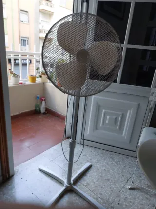 Ventilador de pie blanco