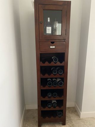 Vinoteca de madera con vitrina