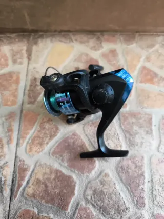 Carrete de pesca negro y azul