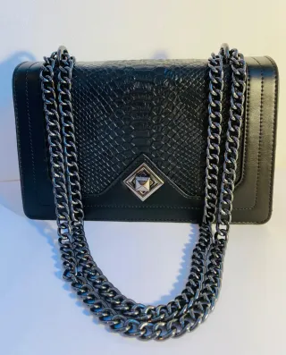 Bolso negro con cadena