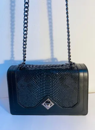Bolso negro con cadena