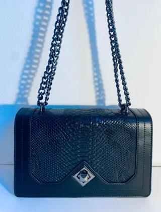 Bolso negro con cadena