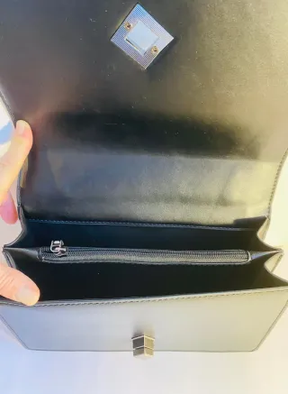 Bolso negro con cadena