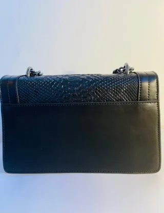 Bolso negro con cadena