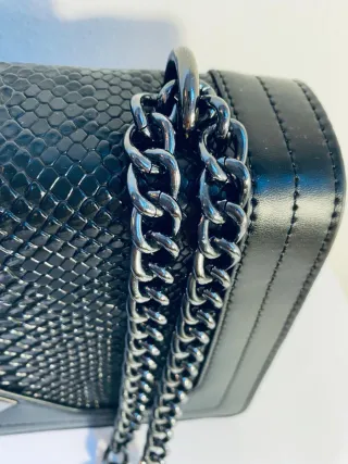Bolso negro con cadena