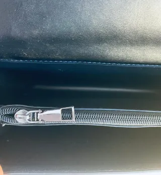 Bolso negro con cadena