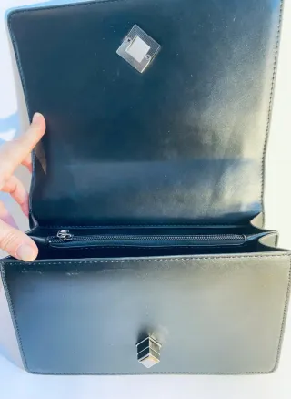 Bolso negro con cadena