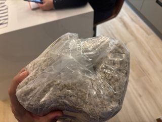 Alfombra beige y gris enrollada. IKEA ADUM 133x195