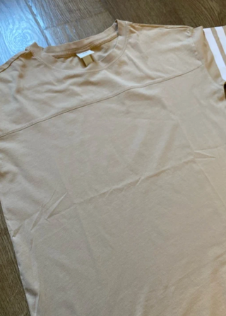 Camiseta H&M beige con rayas