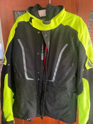 Chaqueta de moto negra y flúor
