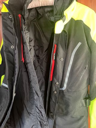 Chaqueta de moto negra y flúor