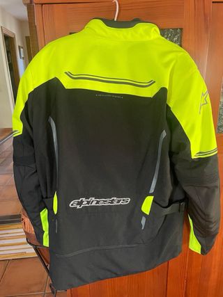 Chaqueta de moto negra y flúor