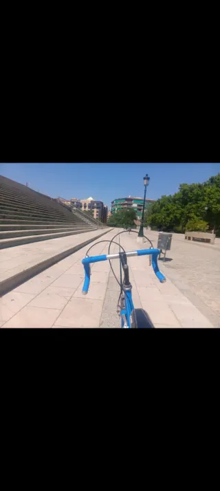 Bicicleta de carretera azul