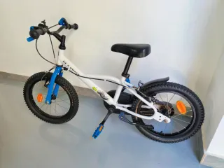 Bicicleta infantil BTWIN blanca y azul