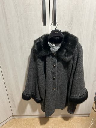 Elegante chaqueta tipo capa con pelo