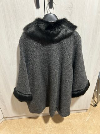 Elegante chaqueta tipo capa con pelo