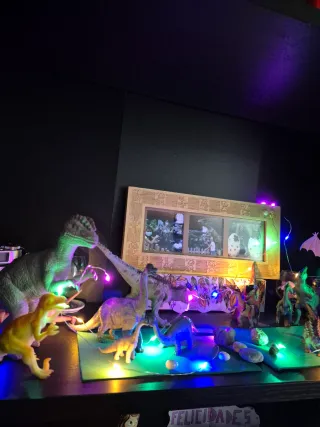 Familia de dinosaurios de juguete