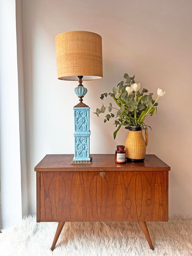 PIE DE LÁMPARA CERÁMICA AZUL CON BRONCE, AÑOS 60