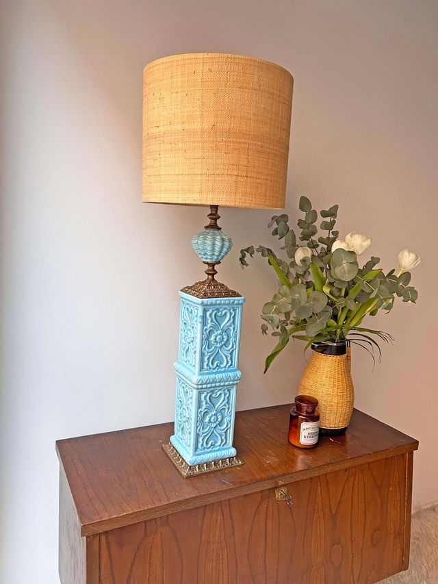 PIE DE LÁMPARA CERÁMICA AZUL CON BRONCE, AÑOS 60