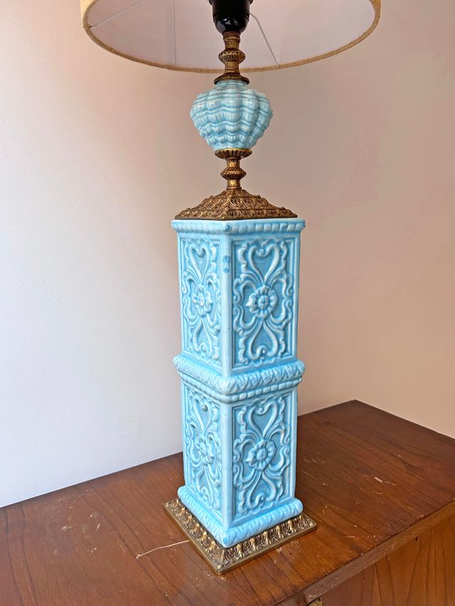 PIE DE LÁMPARA CERÁMICA AZUL CON BRONCE, AÑOS 60