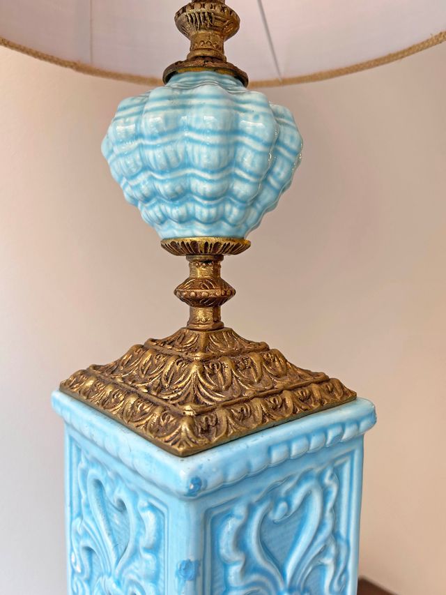 PIE DE LÁMPARA CERÁMICA AZUL CON BRONCE, AÑOS 60