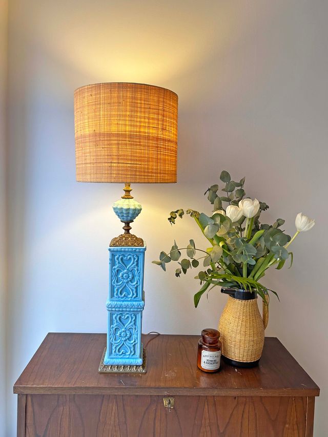 PIE DE LÁMPARA CERÁMICA AZUL CON BRONCE, AÑOS 60