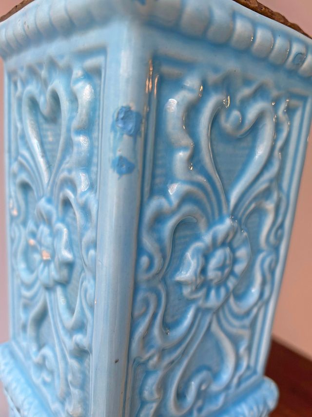 PIE DE LÁMPARA CERÁMICA AZUL CON BRONCE, AÑOS 60