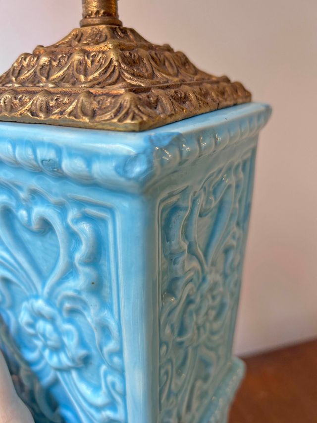 PIE DE LÁMPARA CERÁMICA AZUL CON BRONCE, AÑOS 60