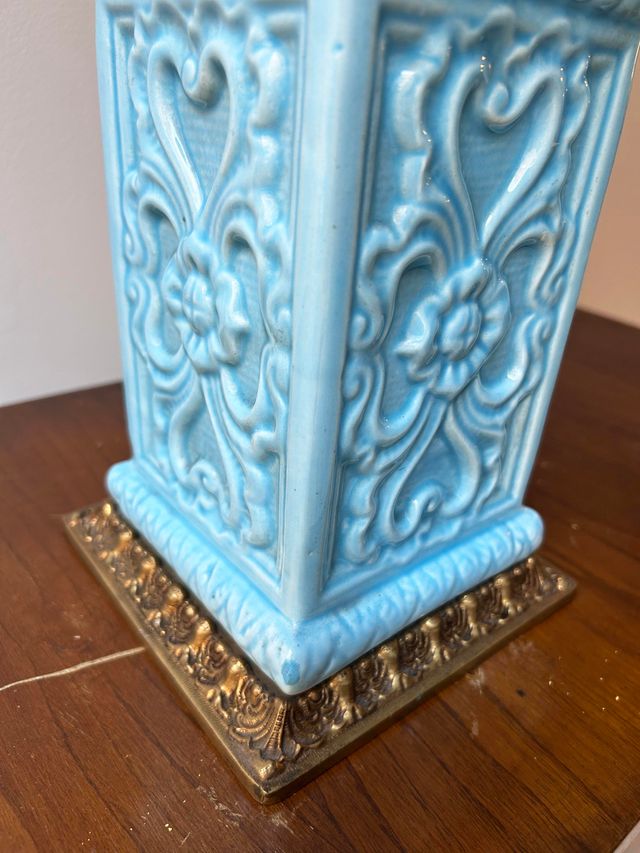 PIE DE LÁMPARA CERÁMICA AZUL CON BRONCE, AÑOS 60