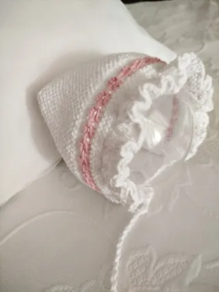 Conjunto  de algodón blanco y rosa tejido a mano.