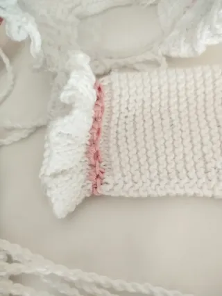 Conjunto  de algodón blanco y rosa tejido a mano.