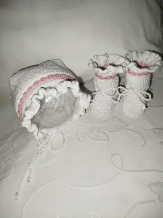 Conjunto  de algodón blanco y rosa tejido a mano.