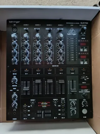 Mesa de mezclas Behringer Profesional DJ