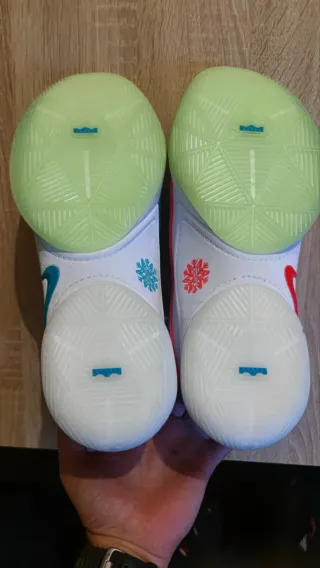 Nike LeBron 22 XMAS Talla 44.5 (10,5 USA)