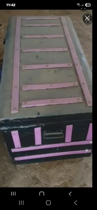 Baúl metálico y de madera