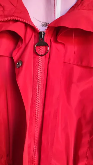 Chubasquero mujer rojo con forro estampado