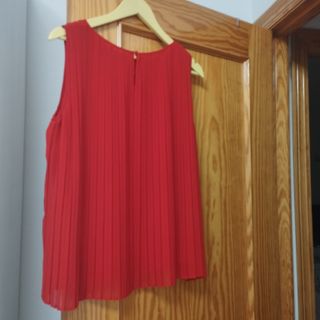 Blusa Zara roja plisada sin mangas