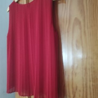 Blusa Zara roja plisada sin mangas