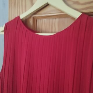 Blusa Zara roja plisada sin mangas