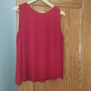 Blusa Zara roja plisada sin mangas