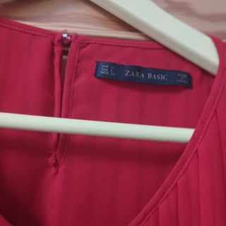 Blusa Zara roja plisada sin mangas