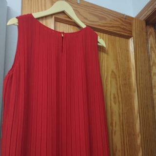 Blusa Zara roja plisada sin mangas