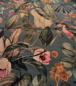 115. Tela con estampado floral y pájaros