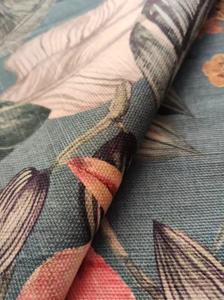 115. Tela con estampado floral y pájaros