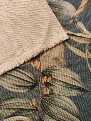 115. Tela con estampado floral y pájaros