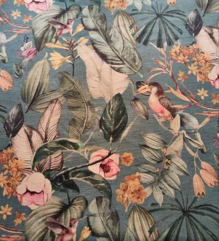 115. Tela con estampado floral y pájaros