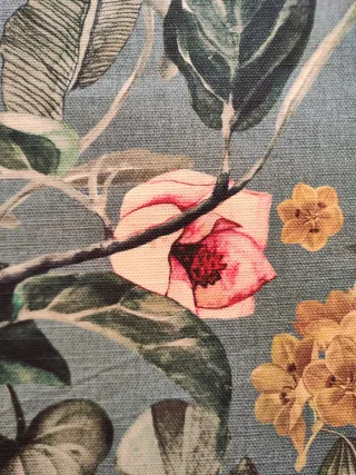 115. Tela con estampado floral y pájaros